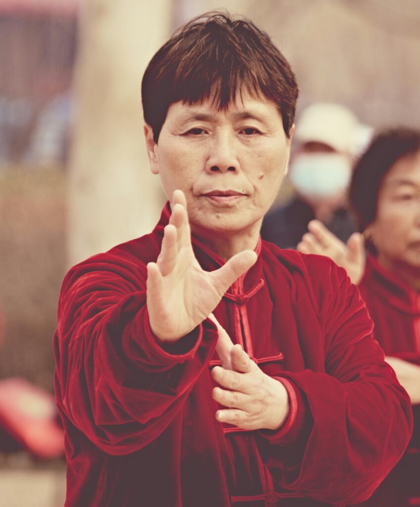 Comunicarea asertivă reprezentată ca o poziție din artele marțiale - unde te aperi de un atac dar îți exprimi prezența