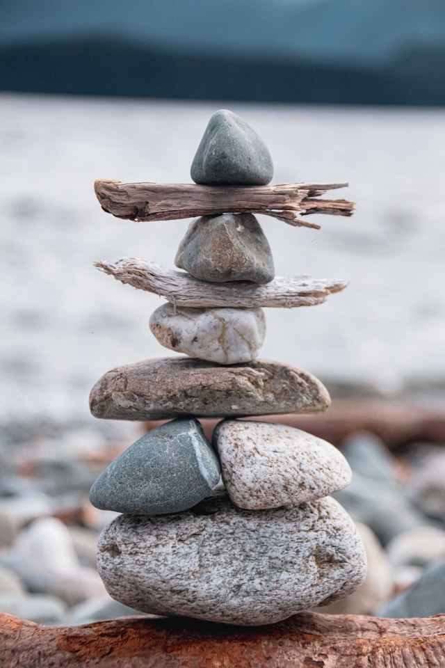 Menținerea din etapele schimbarii reprezentată de un grup de pietre pus în echilibru.