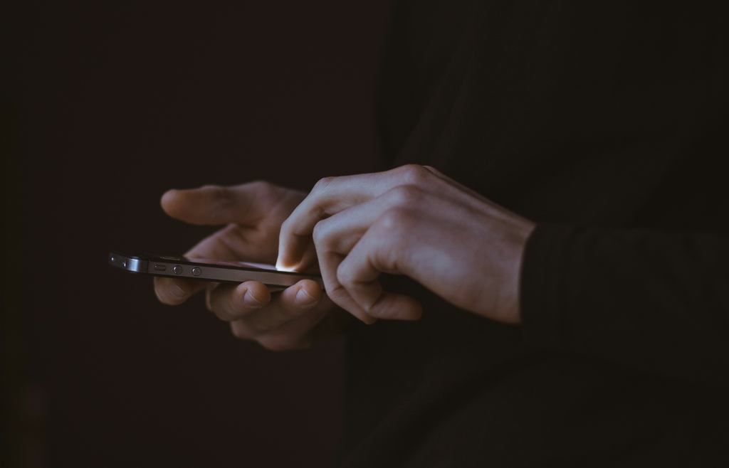 Dependența de telefon ilustrată prin folosirea unui telefon mobil.